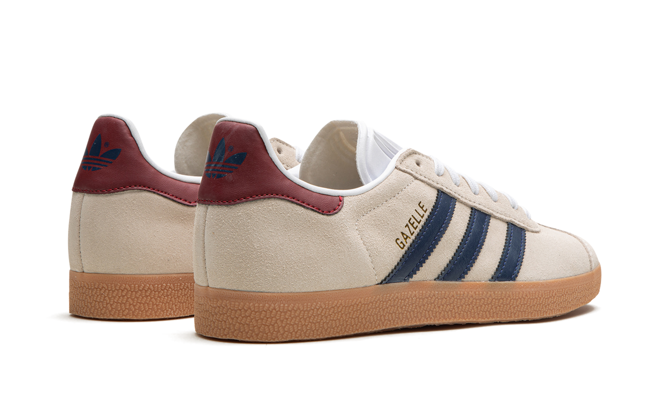 Adidas Gazelle schoenen in Off White, donkerblauw en gumkleurige zool, casual sportschoenen voor dames en heren
