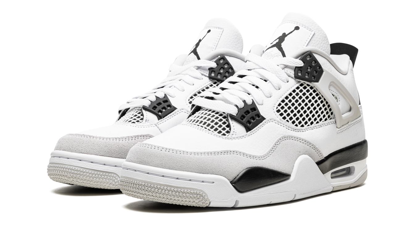 Zwarte Air Jordan 4 Retro schoenen met militaire zwarte details, sneakers voor heren en dames, zichtbaar in de afbeelding.
