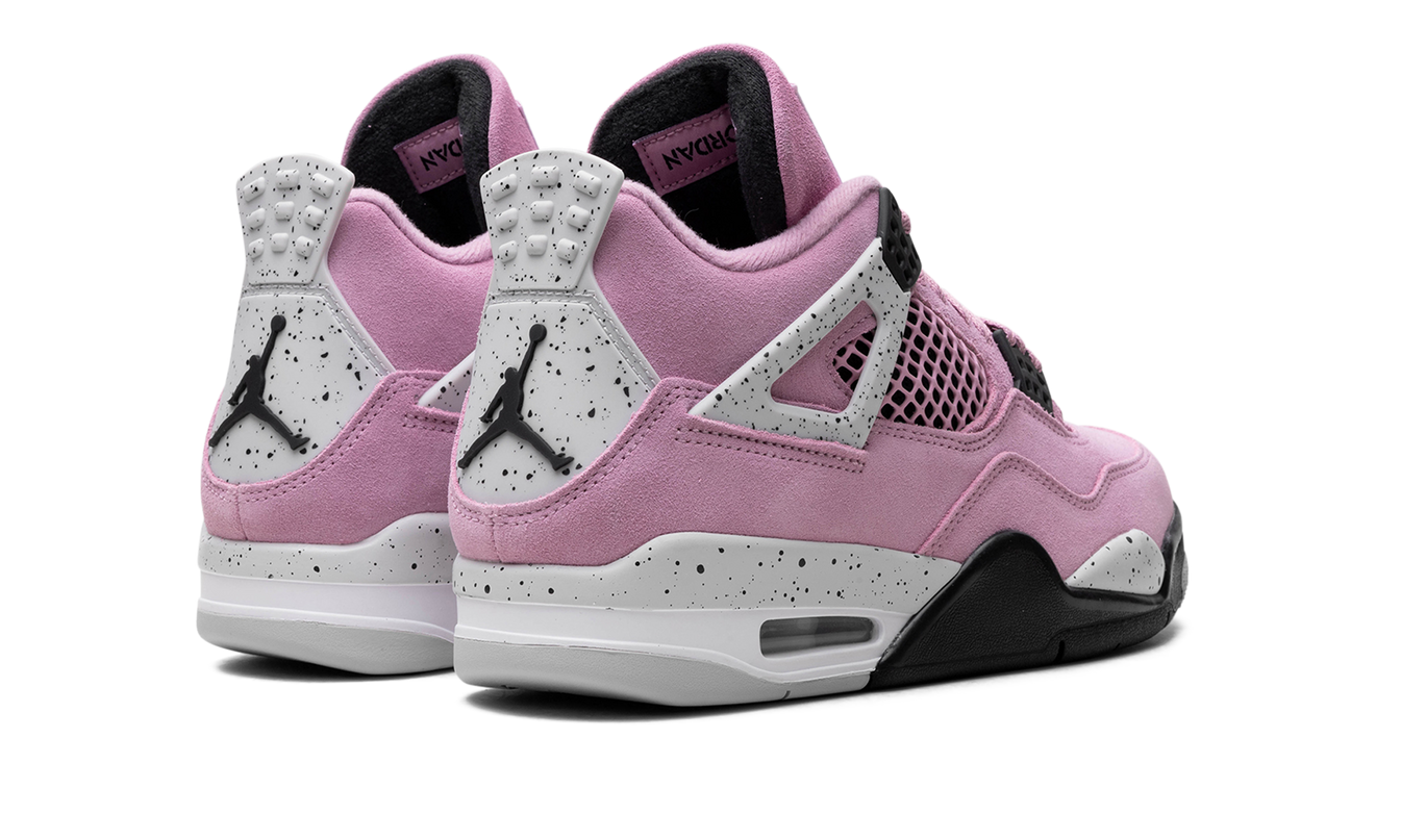 Lichte paar Air Jordan 4 WMNS "Orchid" sneakers in pastel roze en wit, met detailing en witte zool.