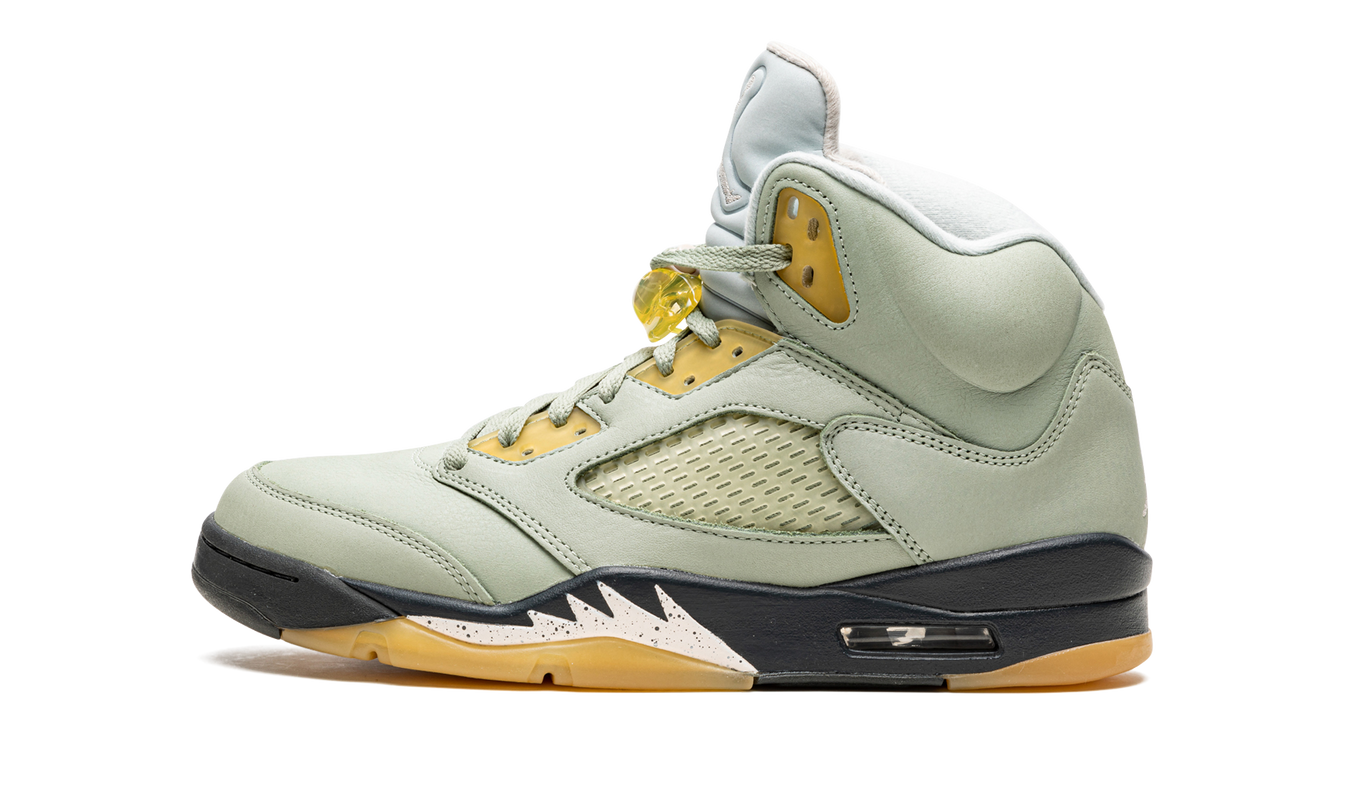 Sneakers Air Jordan 5 Retro "Jade Horizon" in groene en zwarte kleuren, zichtbaar op een witte achtergrond.