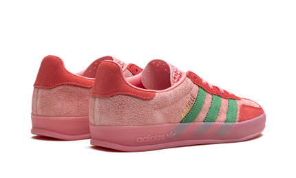 Dames Adidas Gazelle Indoor schoenen in semi roze en fel rood, zachte stof en witte zool, geschikt voor binnenactiviteiten.