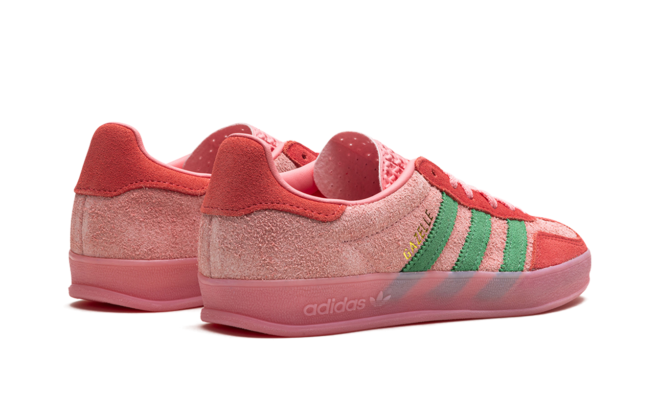 Dames Adidas Gazelle Indoor schoenen in semi roze en fel rood, zachte stof en witte zool, geschikt voor binnenactiviteiten.