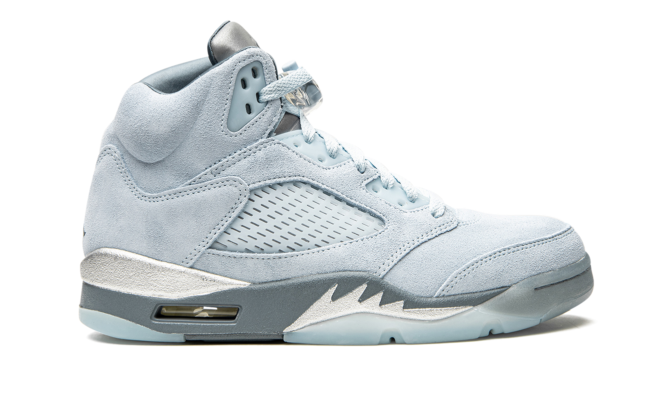 Lucht Jordan 5 Retro WMNS blauwe vogel sneakers voor dames, zichtbaar van de zijkant met blauwe en witte details