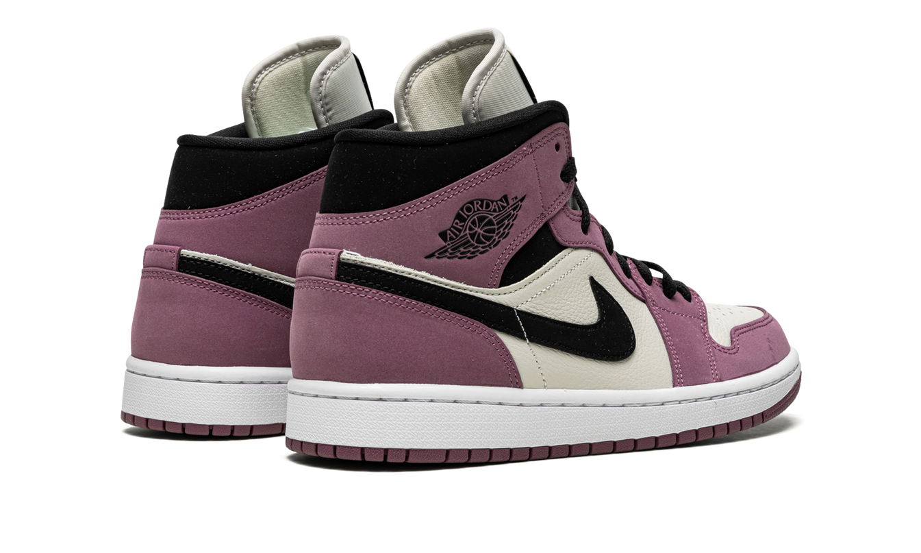 Witte en roze Air Jordan 1 MID SE dames sneakers met roze details en Nike swoosh op witte leren schoenen