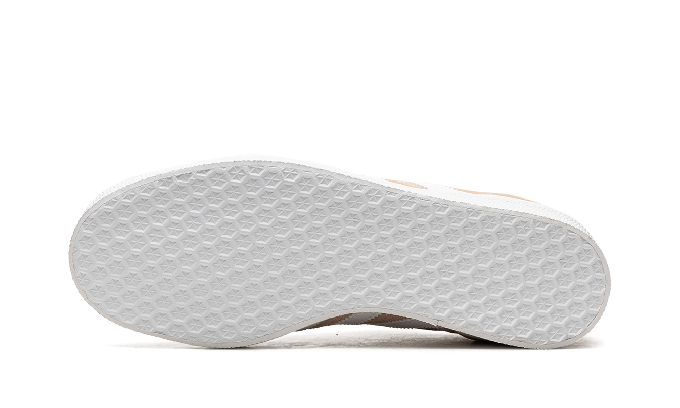 Dames sneakers Adidas Gazelle WMNS "Halo Blush" in lichtroze met witte details en leren bovenwerk, gedragen door een model.