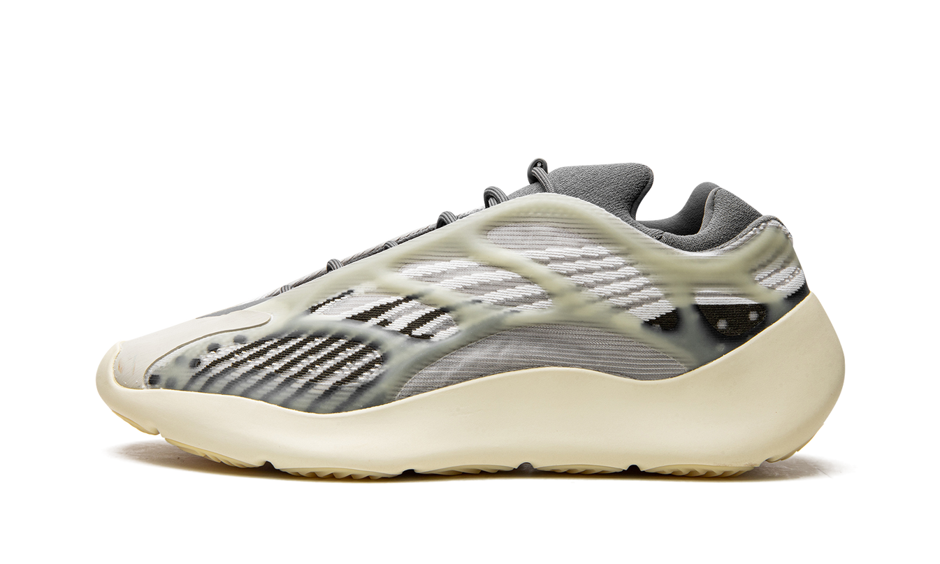 Zwarte Yeezy 700 V3 "Fade Salt" sneakers met unieke patronen en blauwachtige details, zichtbaar op de schoen.