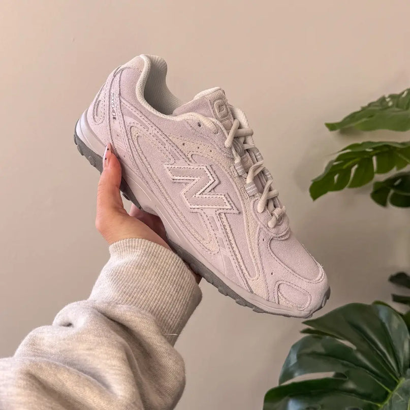 Lichtpaarse New Balance 204L sneakers van CAPE EXCLUSIVES met witte details en sportieve uitstraling.
