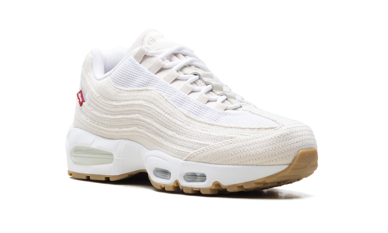 Lichte orewood bruine Nike Air Max 95 OG sneakers met denim details, zichtbaar op de schoen in de afbeelding