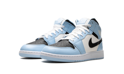 Sneakers Air Jordan 1 Mid GS "Ice Blue" met blauwe en witte details, zichtbaar op de afbeelding.