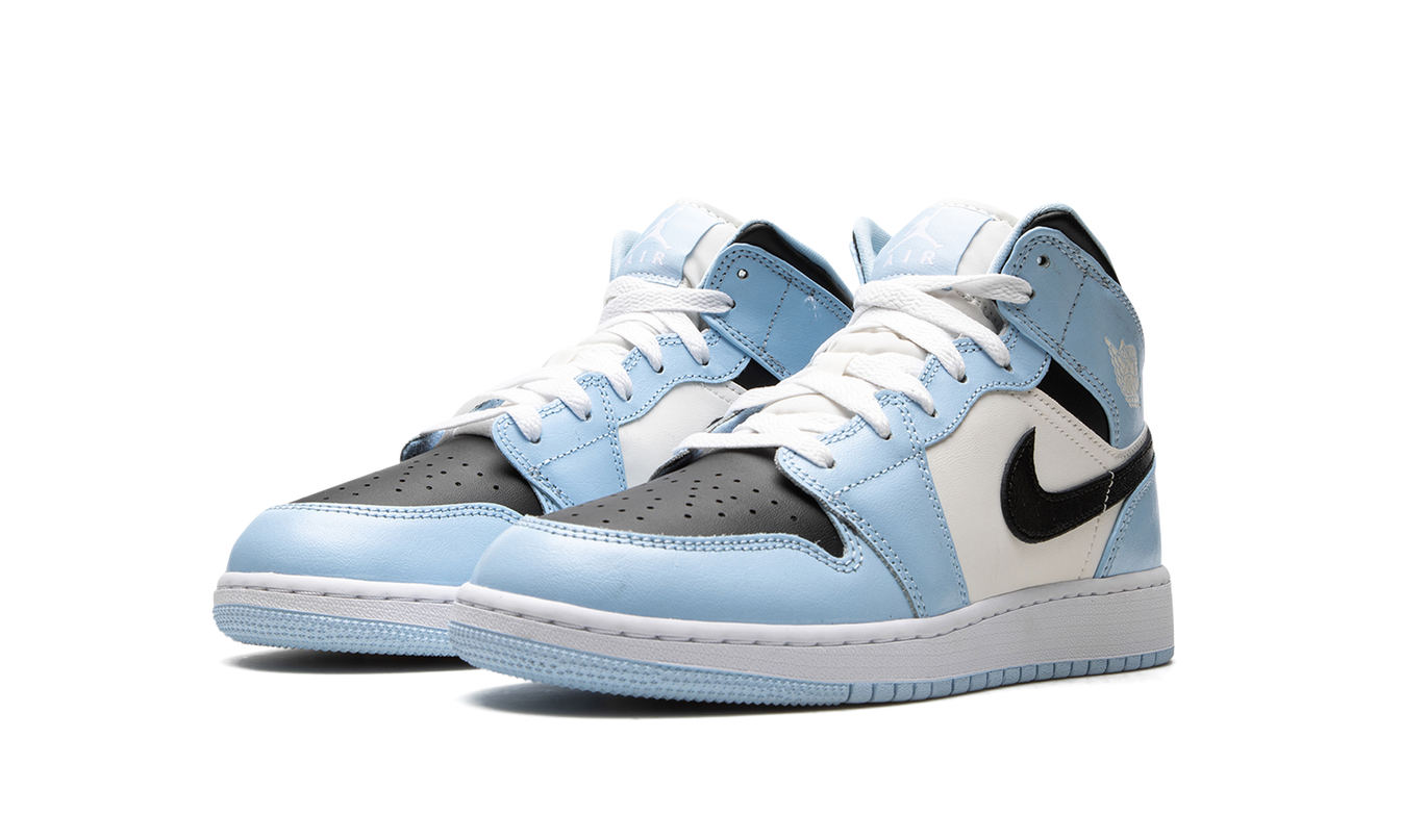 Sneakers Air Jordan 1 Mid GS "Ice Blue" met blauwe en witte details, zichtbaar op de afbeelding.