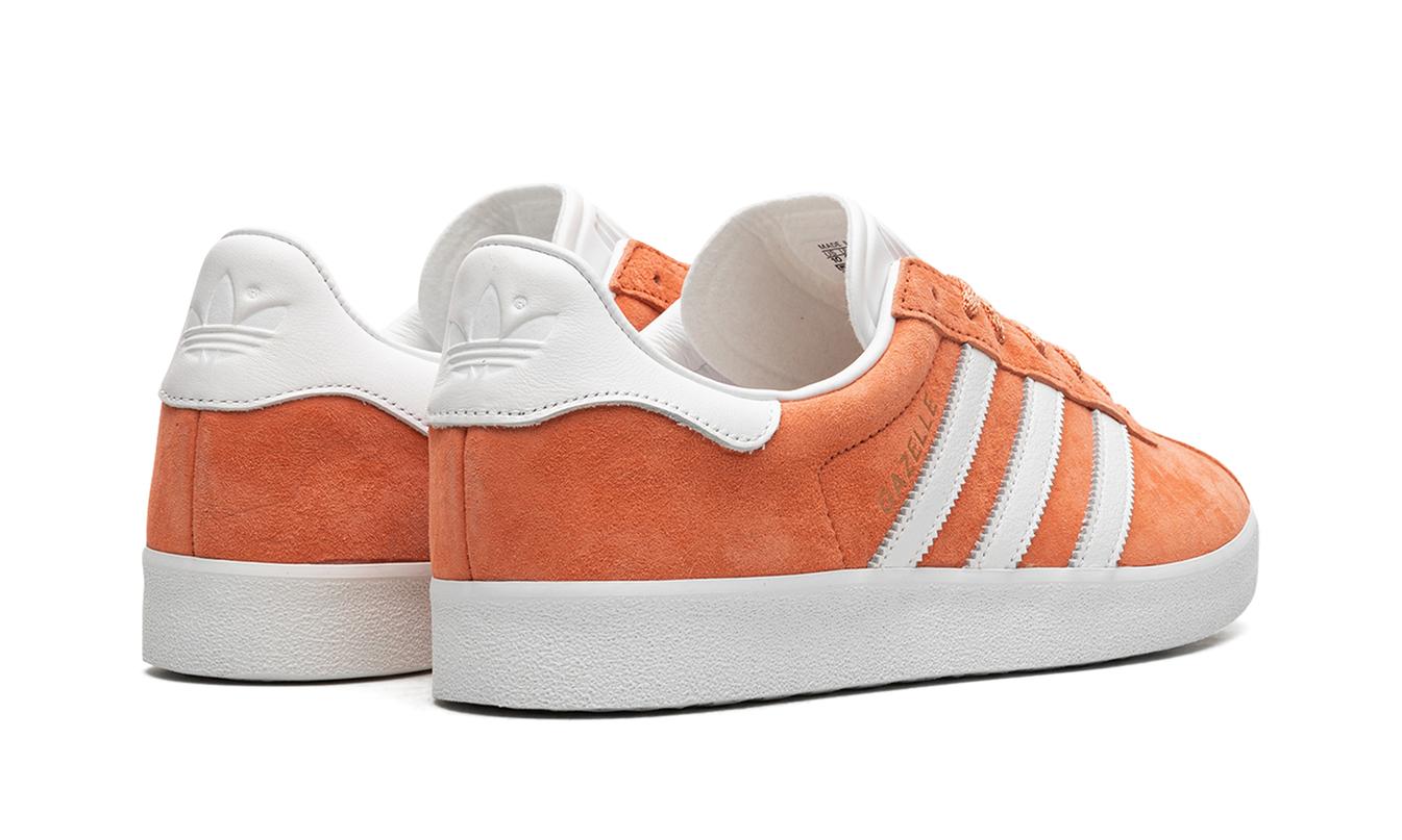 Oranje en witte Adidas Gazelle 85 schoenen met leren bovenwerk en witte zool, stijlvolle sneakers voor dagelijks gebruik