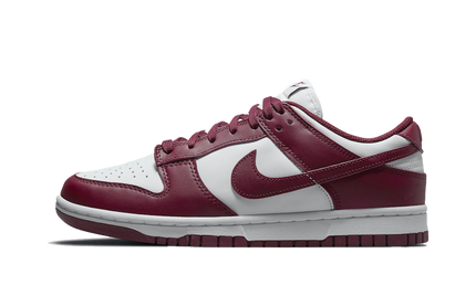 Nike Dunk Low Bordeaux sneakers in zwart en rood leer met witte zool, detail close-up van het ontwerp.