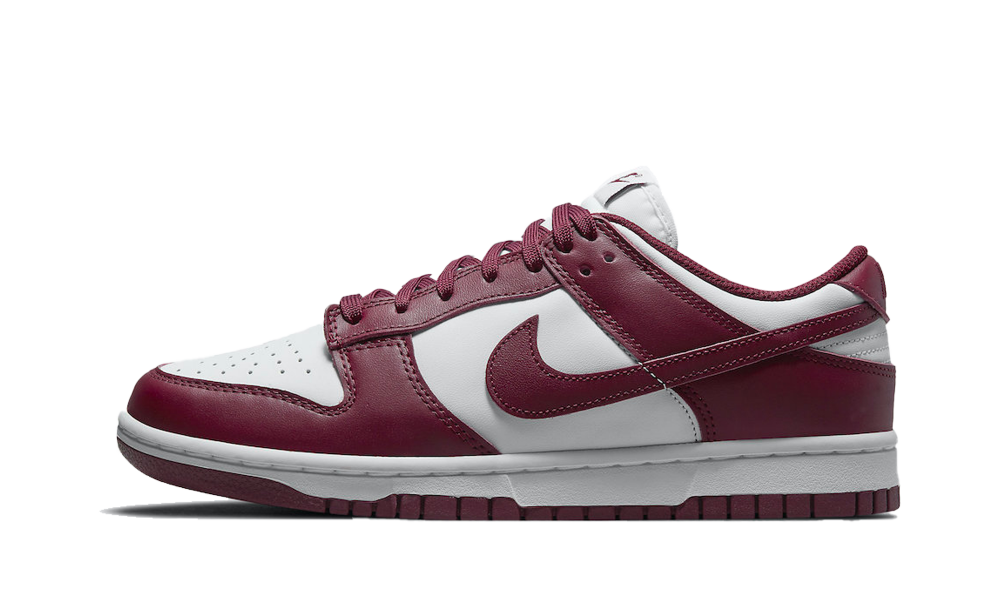 Nike Dunk Low Bordeaux sneakers in zwart en rood leer met witte zool, detail close-up van het ontwerp.