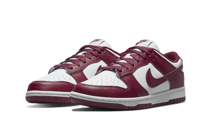 Nike Dunk Low Bordeaux sneakers in zwart en rood met witte zool, origineel ontwerp en comfortabele pasvorm.