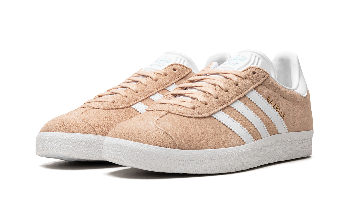 Dames Adidas Gazelle schoenen in "Halo Blush" met roze en beige kleuren, zichtbaar van de zijkant op een witte achtergrond.