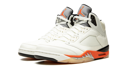 Witte en oranje Air Jordan 5 Retro sneakers met Shattered Backboard design, zichtbaar op de afbeelding.