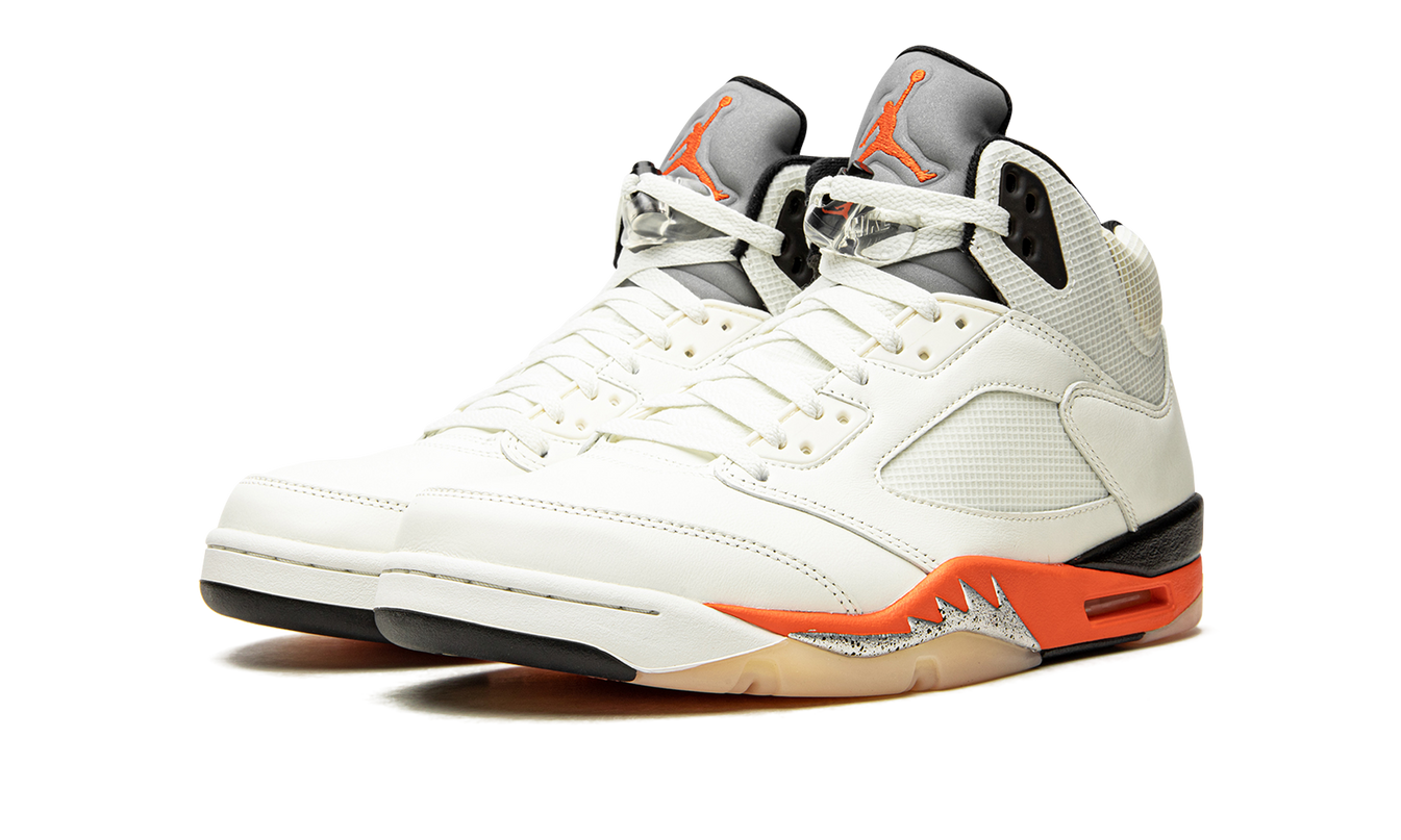 Witte en oranje Air Jordan 5 Retro sneakers met Shattered Backboard design, zichtbaar op de afbeelding.