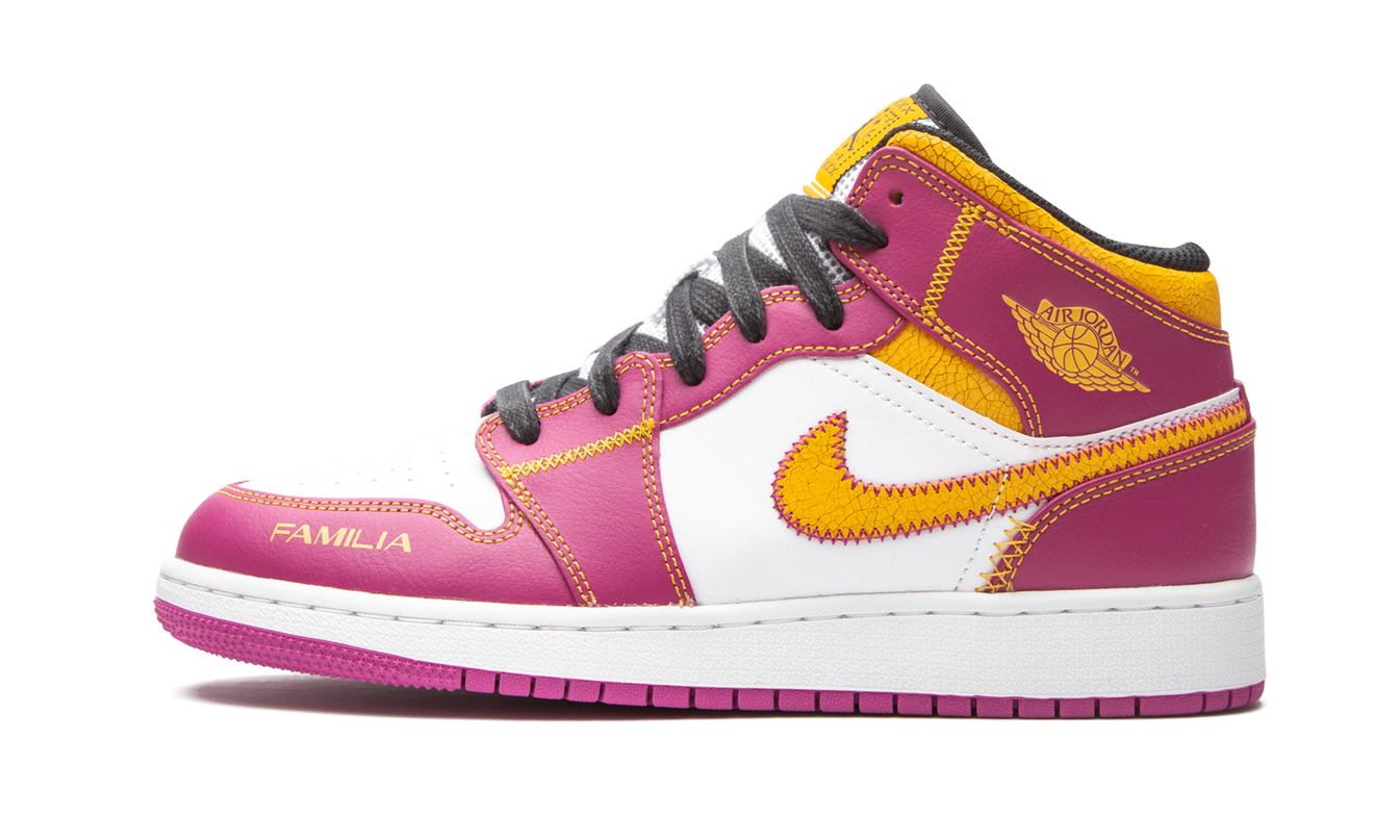 Sneakers Air Jordan 1 Mid DOD GS met kleurrijk dag van de doden ontwerp en iconisch silhouet in afbeelding van schoenen