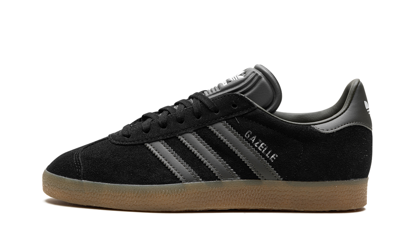 Zwarte Adidas Gazelle schoenen met leren bovenwerk en witte zool, close-up van de sportieve sneakers.