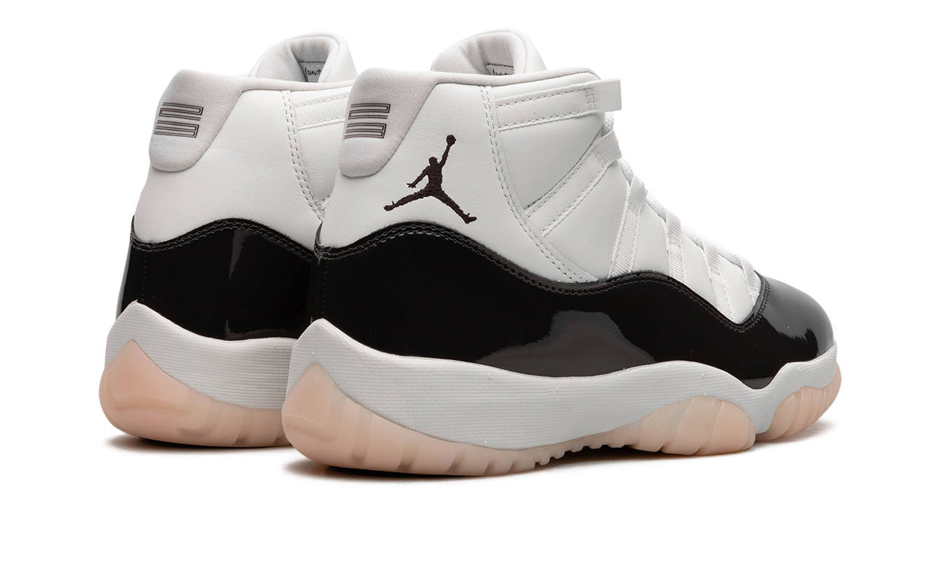Air Jordan 11 WMNS "Neapolitan" schoenen, close-up van de stijlvolle sneakers met roze en bruine details.