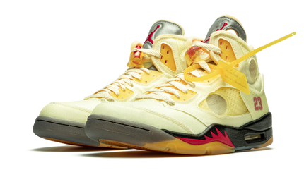 Witte Air Jordan 5 Retro SP schoenen met Off-White details, zichtbaar op de afbeelding. Perfect voor sneakerliefhebbers.