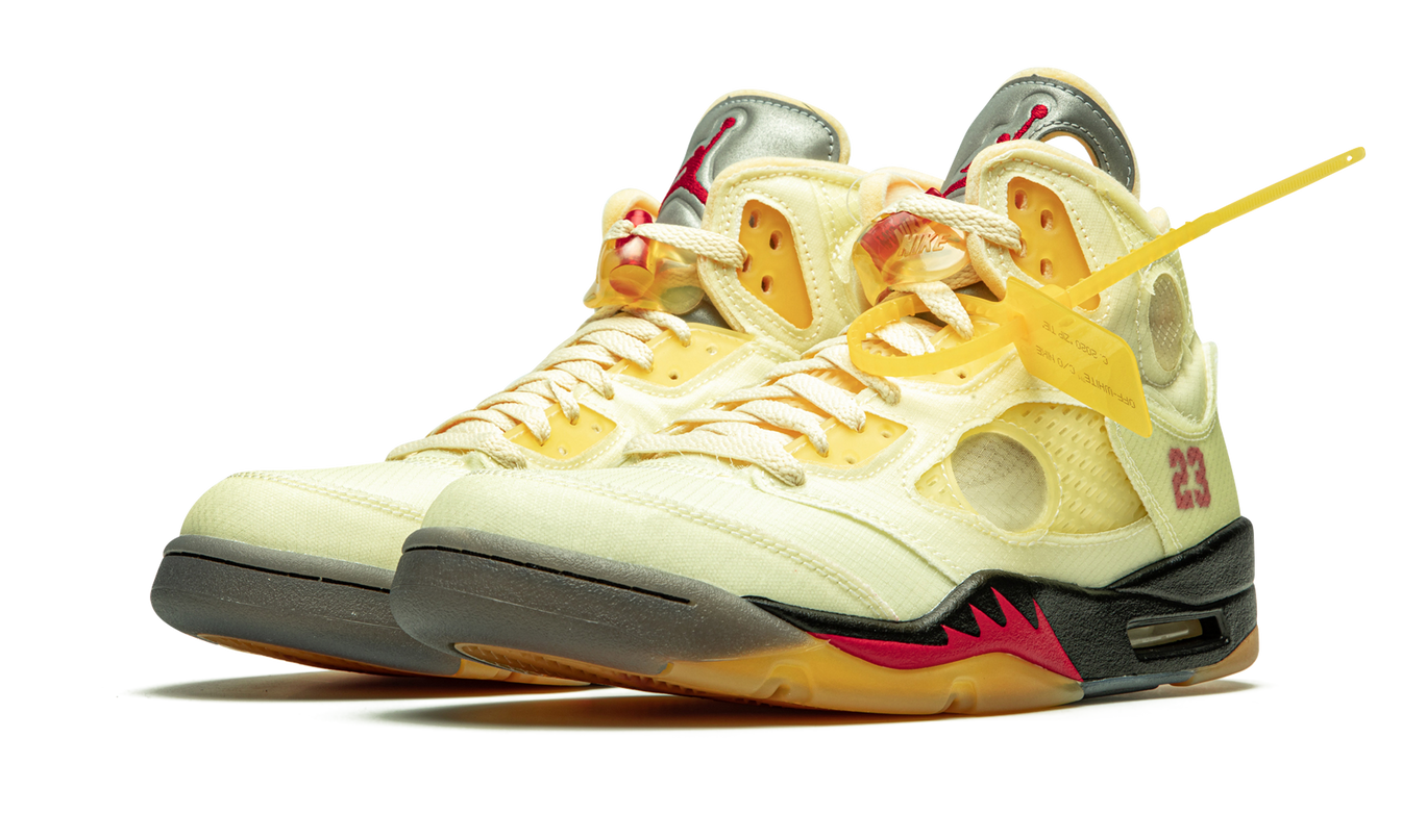 Witte Air Jordan 5 Retro SP schoenen met Off-White details, zichtbaar op de afbeelding. Perfect voor sneakerliefhebbers.