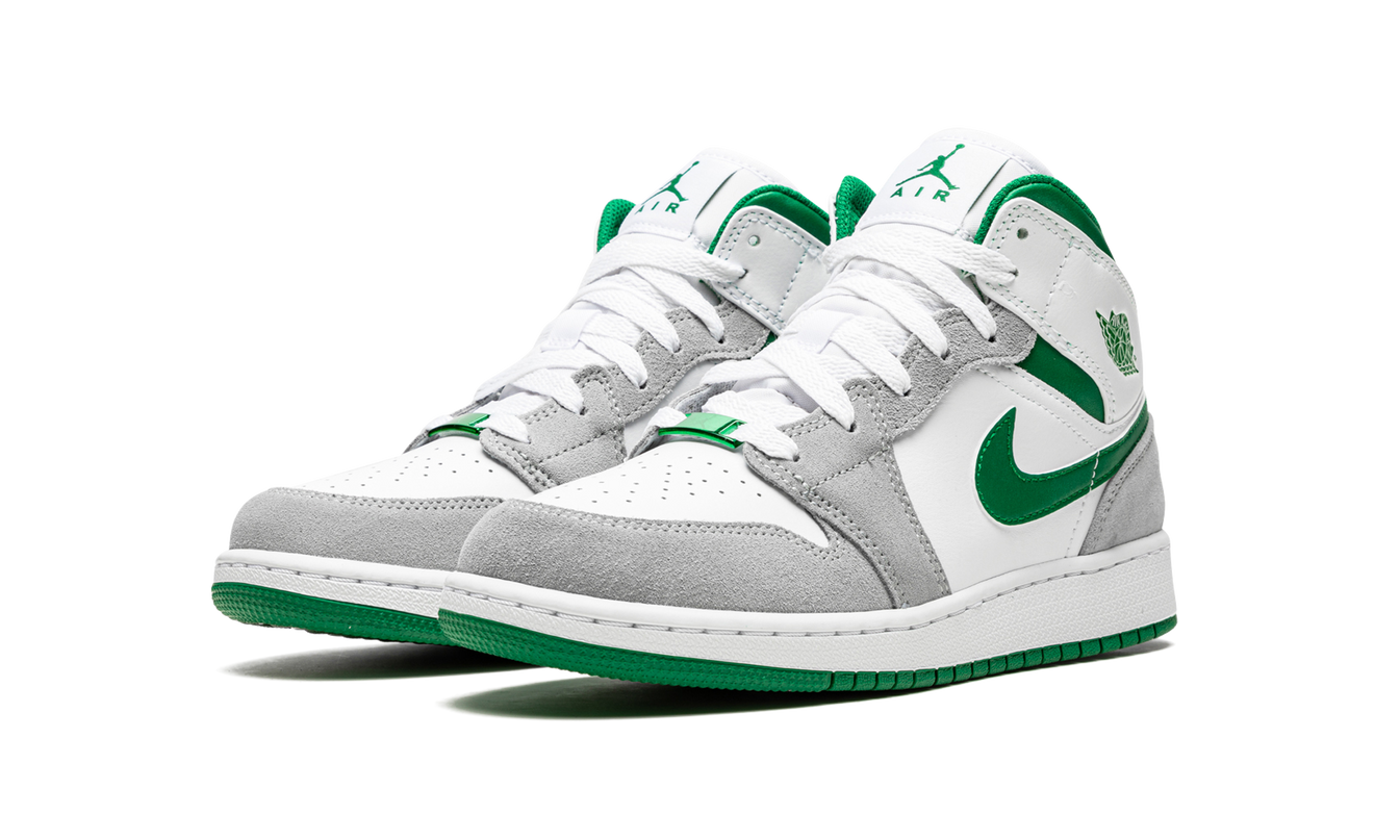 Sneakers Air Jordan 1 Mid SE GS in grijs en dennegroen, lage sportschoenen voor jongeren, zichtbaar met details van het ontwerp.