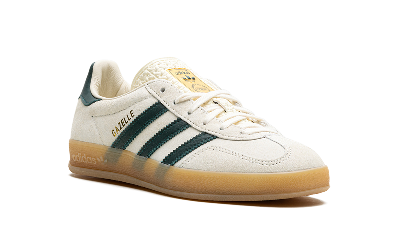 Lichte Adidas Gazelle Indoor schoenen in crème wit met groene details en rubberzool, geschikt voor binnen.