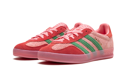 Dames Adidas Gazelle Indoor schoenen in semi roze en fel rood, met witte zool en sportieve uitstraling.