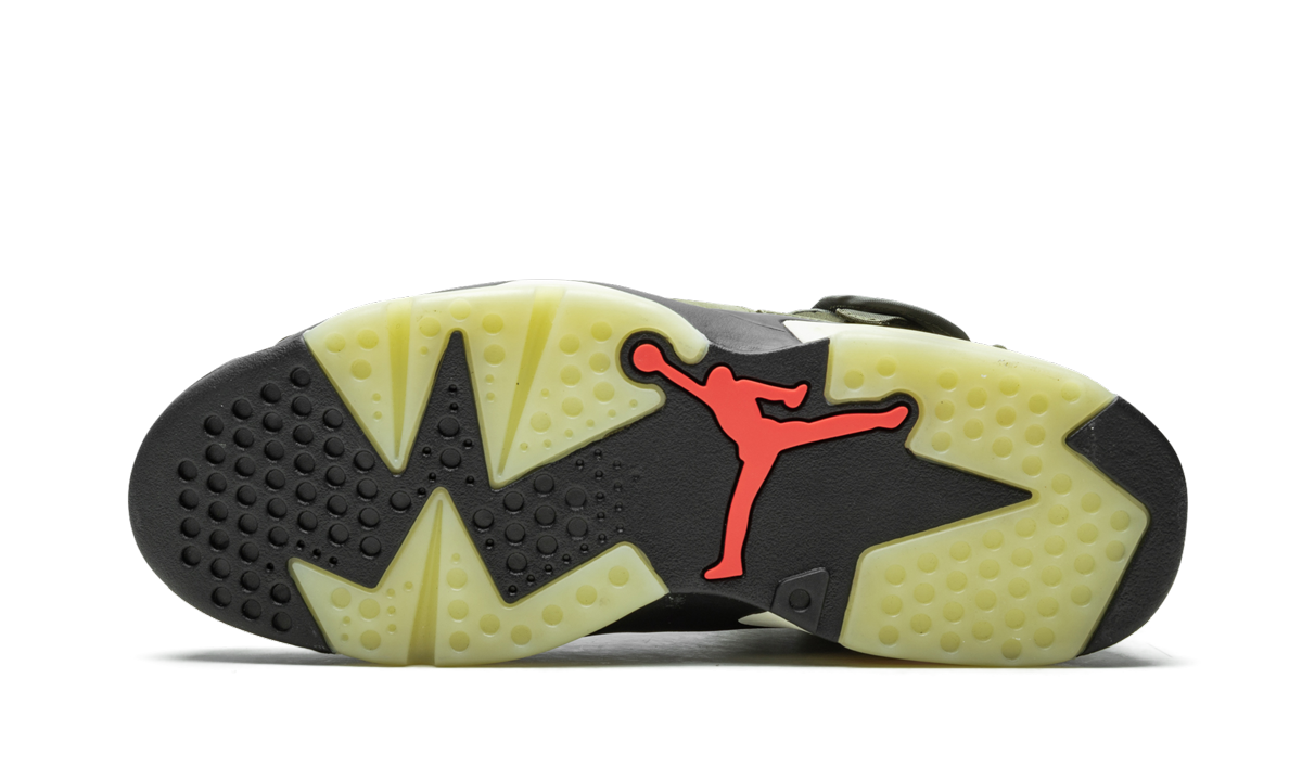 Lichte Air Jordan 6 Retro schoenen in zwart en grijs met cactus jack branding en oranje accenten, ontworpen door Travis Scott.