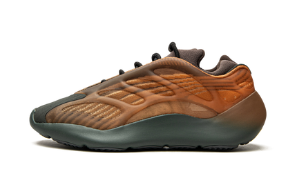 Zwarte Yeezy 700 V3 "Copper Fade" schoenen met oranje en koperkleurige details en dikke zool, zichtbaar van de zijkant.