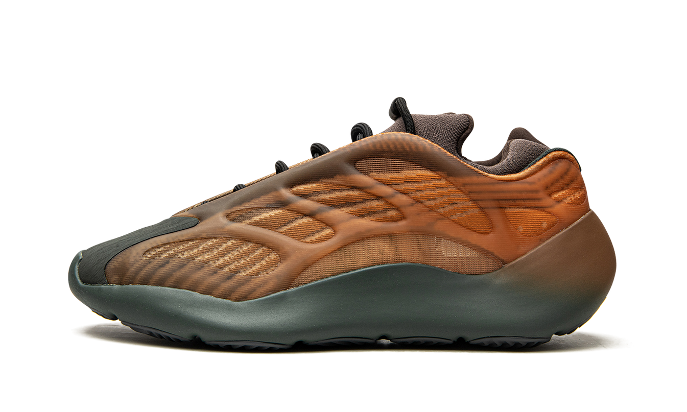 Zwarte Yeezy 700 V3 "Copper Fade" schoenen met oranje en koperkleurige details en dikke zool, zichtbaar van de zijkant.