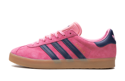 Donkerblauwe Adidas Gazelle schoenen met roze details, casual sportschoenen voor dames en heren, op een witte achtergrond