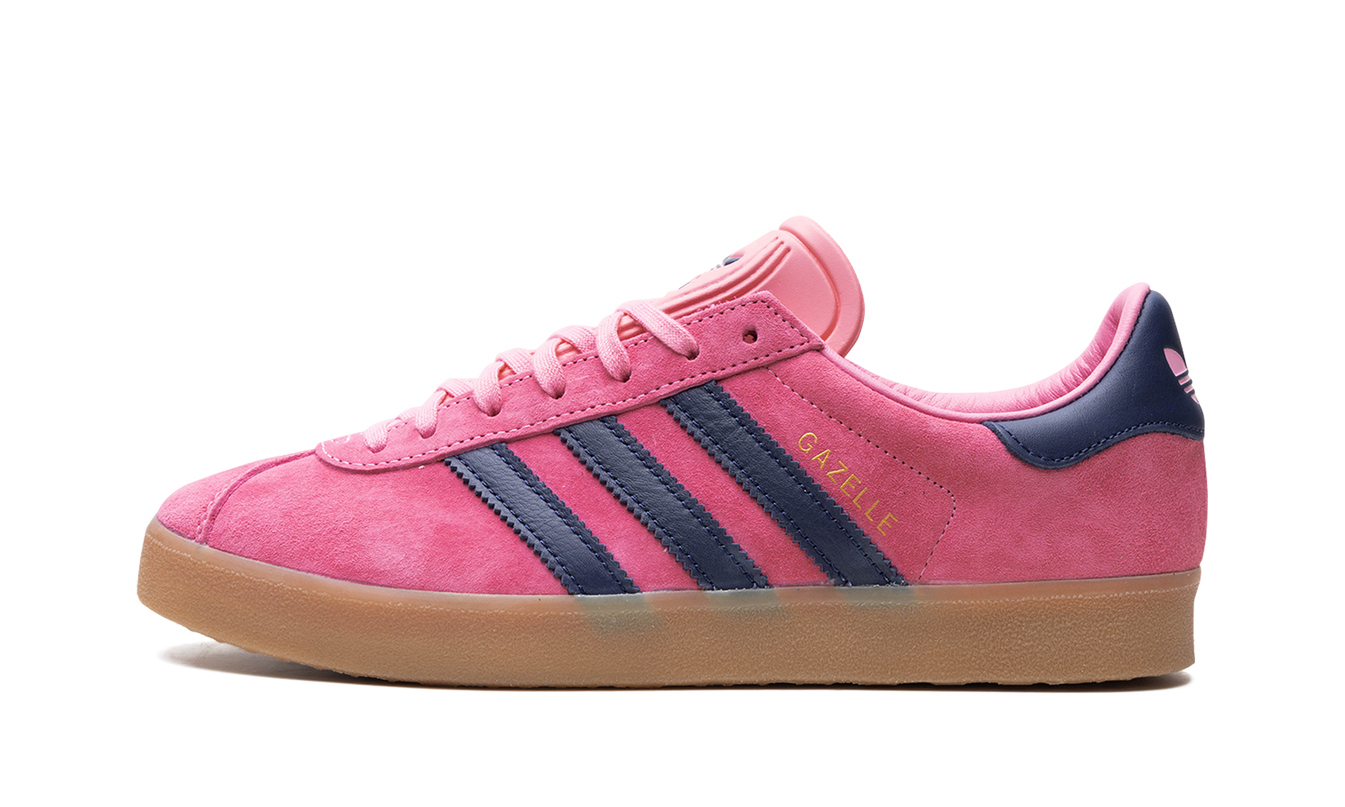 Donkerblauwe Adidas Gazelle schoenen met roze details, casual sportschoenen voor dames en heren, op een witte achtergrond