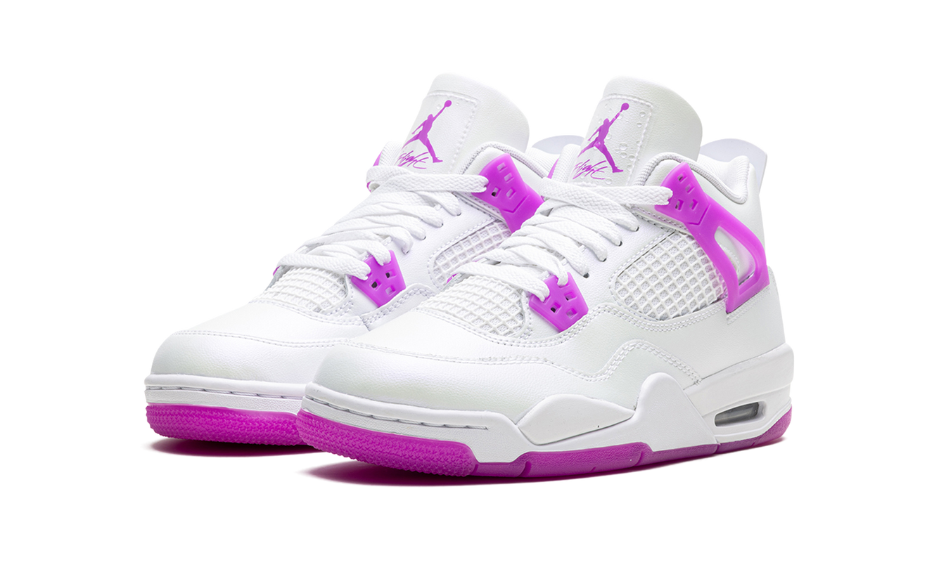 Lichte paar Air Jordan 4 Retro GS sneakers in Hyper Violet met zwart en witte details, zichtbaar van de zijkant.