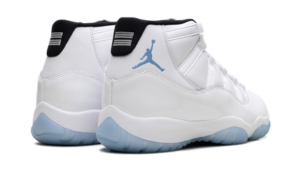 Lucht Jordan 11 Retro "Legend Blue" sneakers in wit en blauw, zichtbaar op een witte achtergrond.