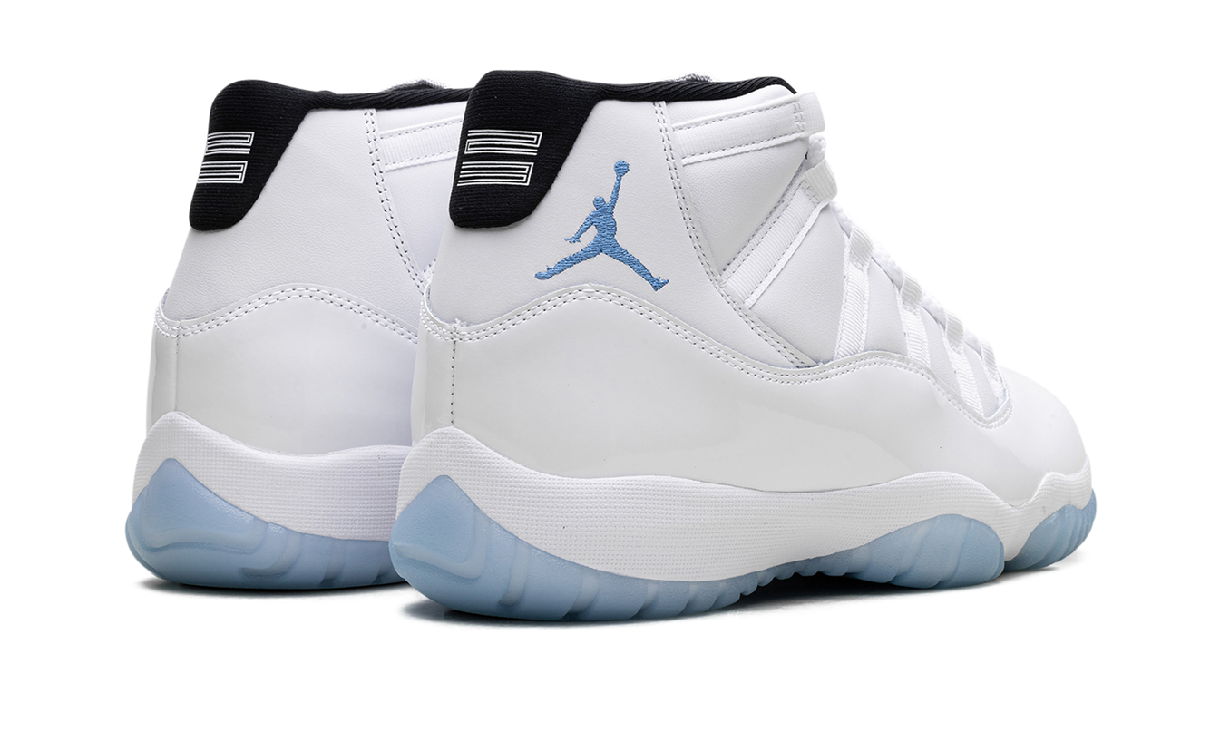 Lucht Jordan 11 Retro "Legend Blue" sneakers in wit en blauw, zichtbaar op een witte achtergrond.