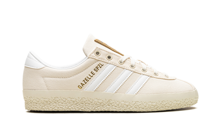 Witte Adidas Gazelle SPZL schoenen met suède bovenwerk en witte veters, populair model voor casual dragen.