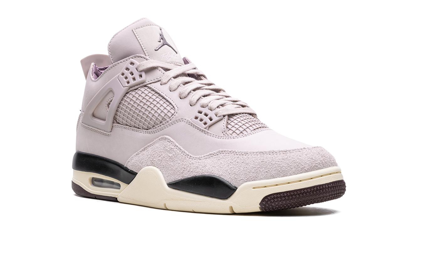 Lichte Air Jordan 4 WMNS sneakers van Mijn winkel met beige en roze details, zichtbaar van de zijkant.