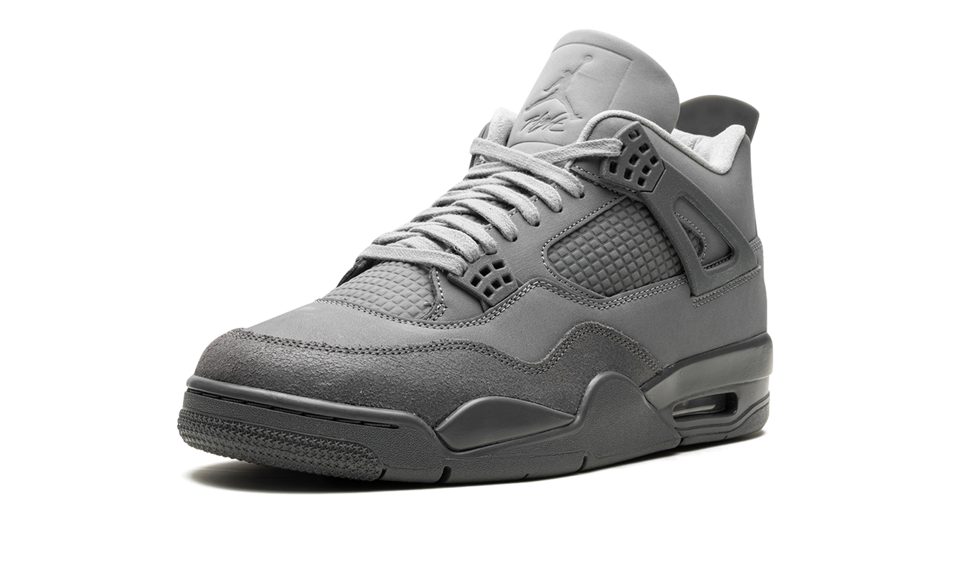 Sneakers Air Jordan 4 "Wet Cement" in grijs en wit met leren bovenkant en rubberzool, zichtbaar op de afbeelding.