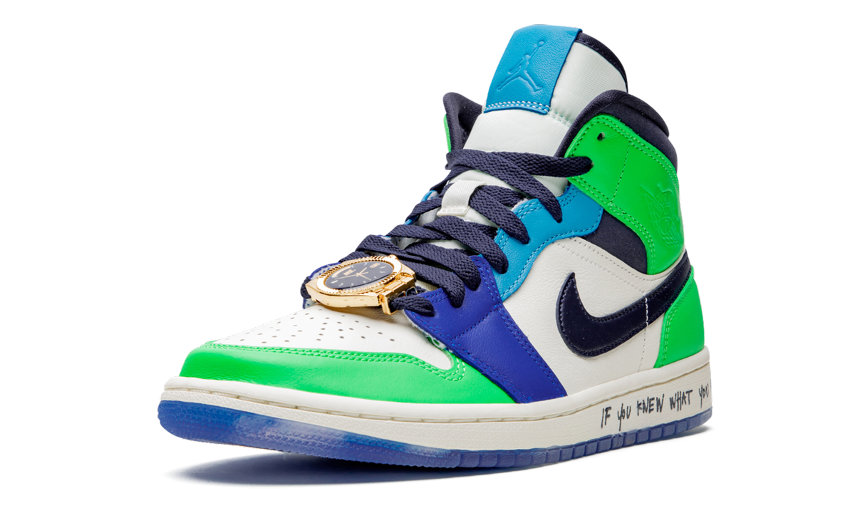 Air Jordan 1 Mid WMNS schoenen met opvallende ontwerpdetails en kleuren, ontworpen door Melody Ehsani voor een gedurfde stijl