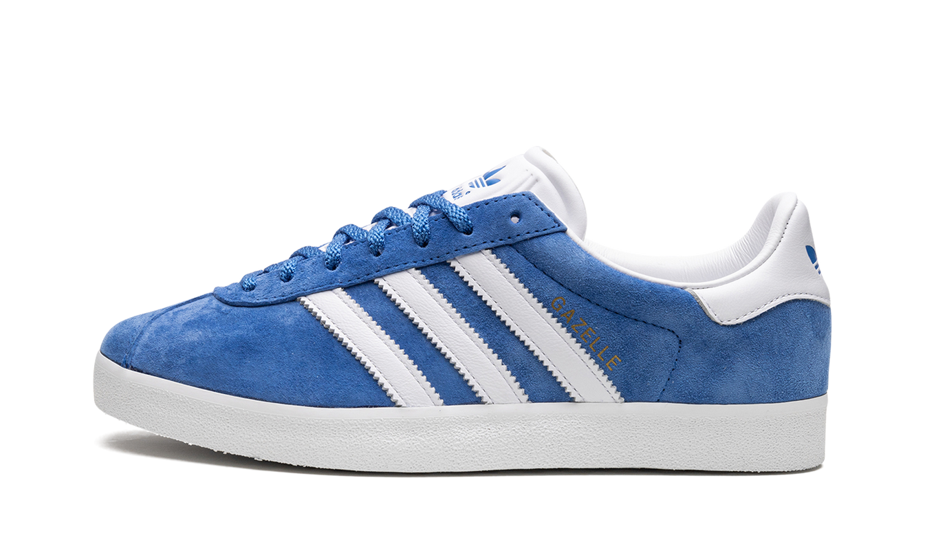Blauwe Adidas Gazelle 85 schoenen met suède bovenkant en witte zool, getoond in close-up op een neutrale achtergrond