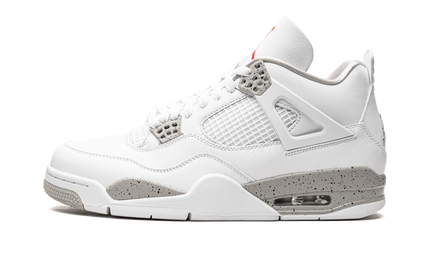 Witte Air Jordan 4 Retro "Oreo" sneakers met zwarte details en witte leren bovenkant, zichtbaar in de afbeelding.
