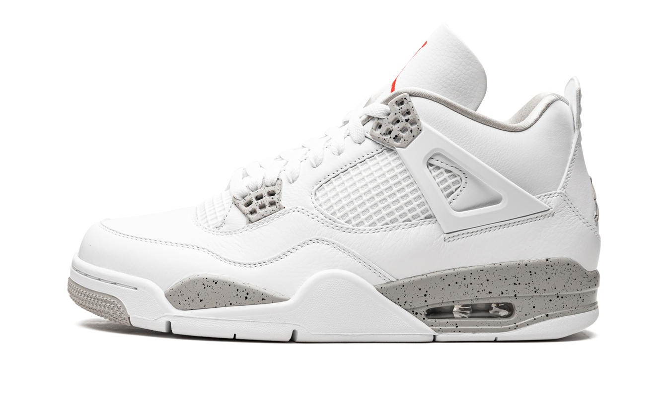 Witte Air Jordan 4 Retro "Oreo" sneakers met zwarte details en witte leren bovenkant, zichtbaar in de afbeelding.
