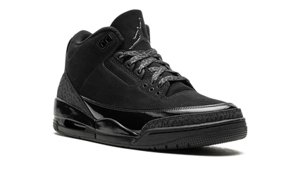 Zwarte Air Jordan 3 "Black Cat 2025" sneakers met zwart leer en grijze details, zichtbaar in close-up.