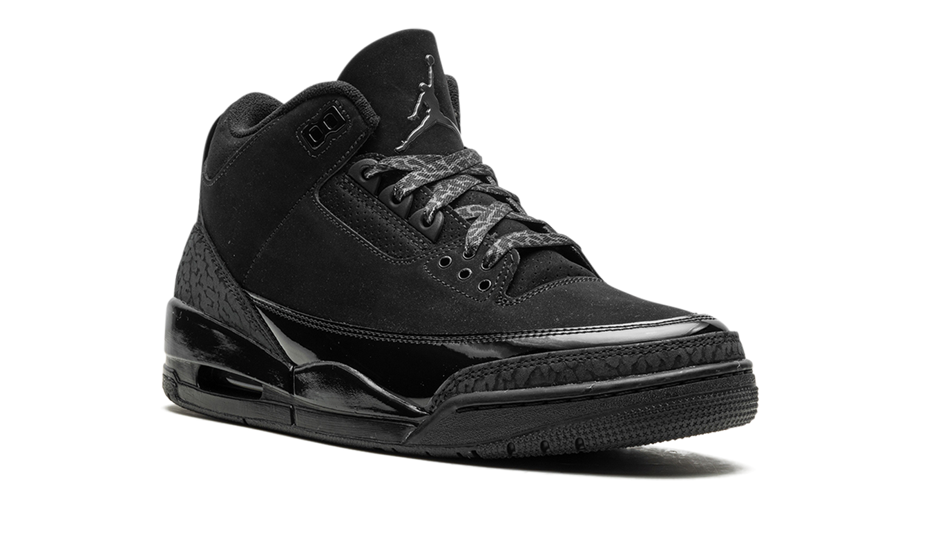 Zwarte Air Jordan 3 "Black Cat 2025" sneakers met zwart leer en grijze details, zichtbaar in close-up.