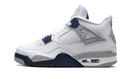 Donkerblauwe Air Jordan 4 sneakers in Midnight Navy kleur, zichtbaar met leren en suède details, op witte achtergrond.