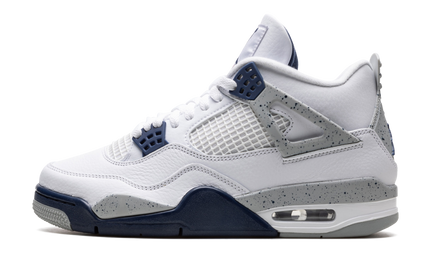 Donkerblauwe Air Jordan 4 sneakers in Midnight Navy kleur, zichtbaar met leren en suède details, op witte achtergrond.