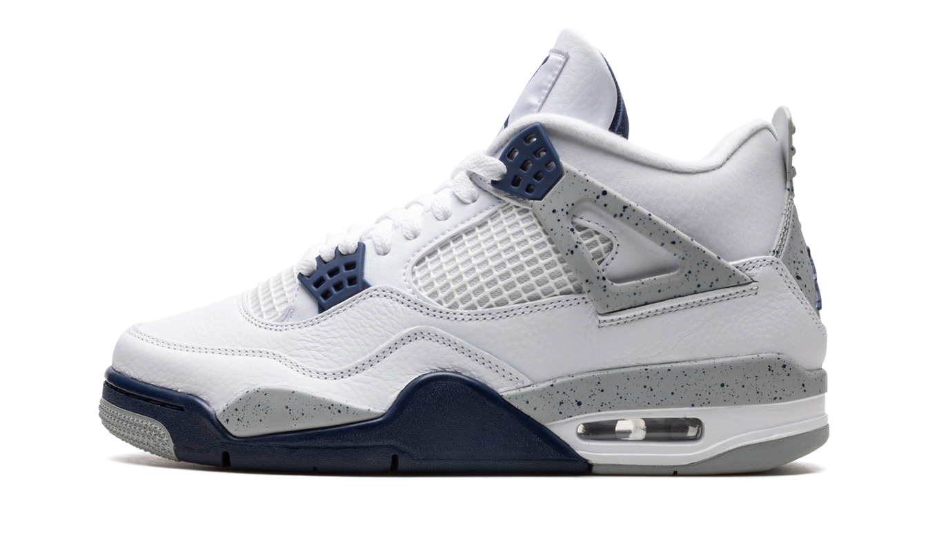 Donkerblauwe Air Jordan 4 sneakers in Midnight Navy kleur, zichtbaar met leren en suède details, op witte achtergrond.