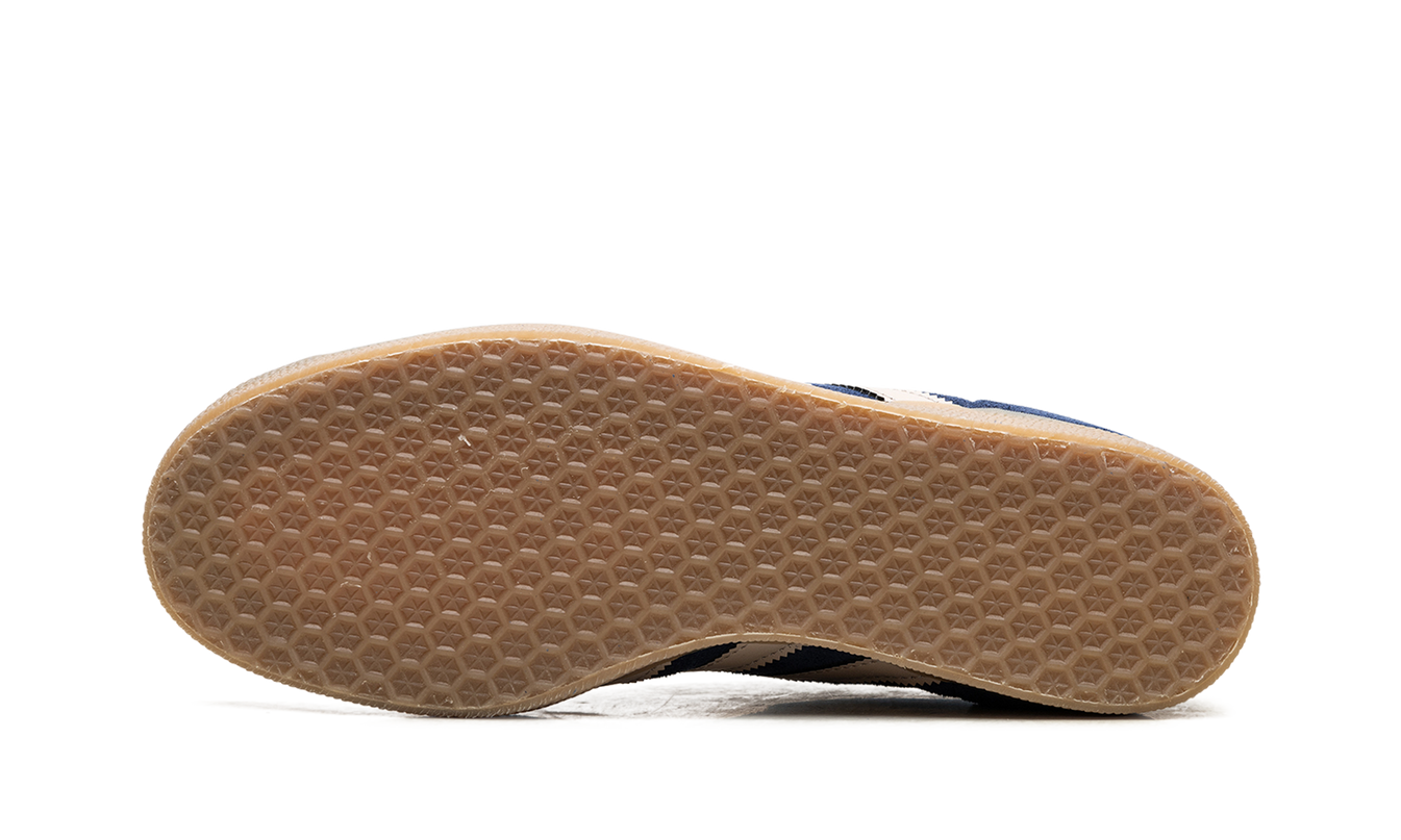 Donkerblauwe Adidas Gazelle schoenen met nachtindigo kleur en witte details, geschikt voor casual wear.